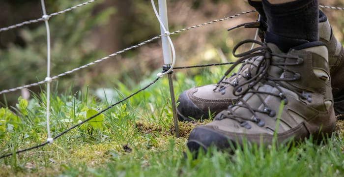 Das richtige Aufstellen der Elektrozäune ist ein wichtiger Bestandteil des Ausbildungskurses.  © Fabienne Maier