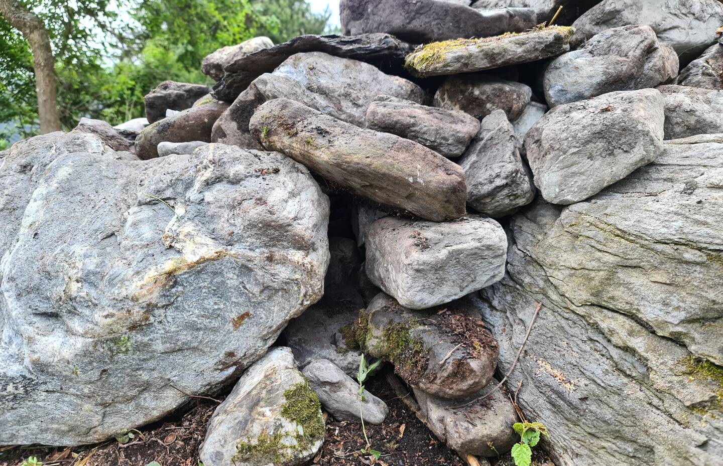 Zwischenräume im Steinhaufen
